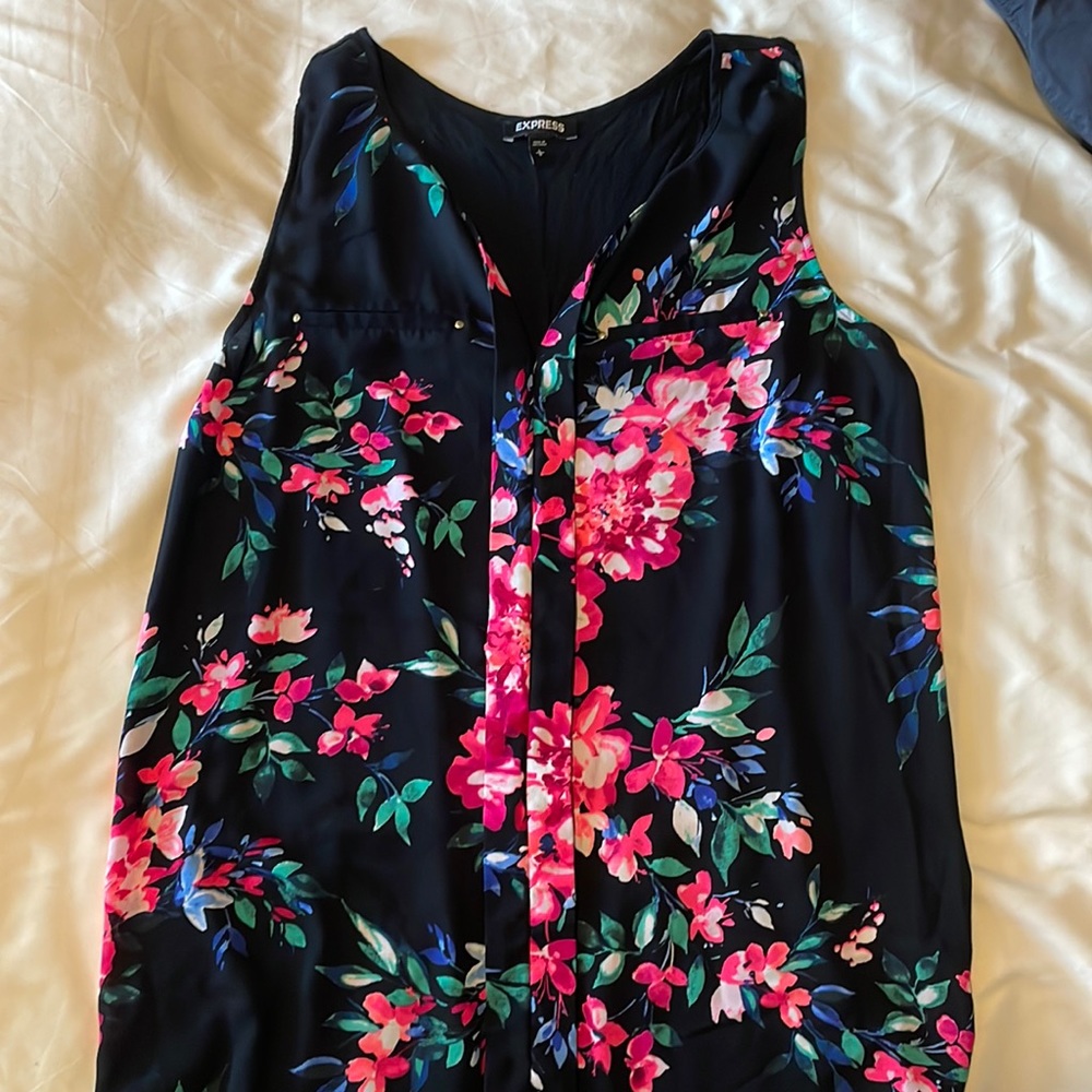 Black floral flowy tank top. Express size L